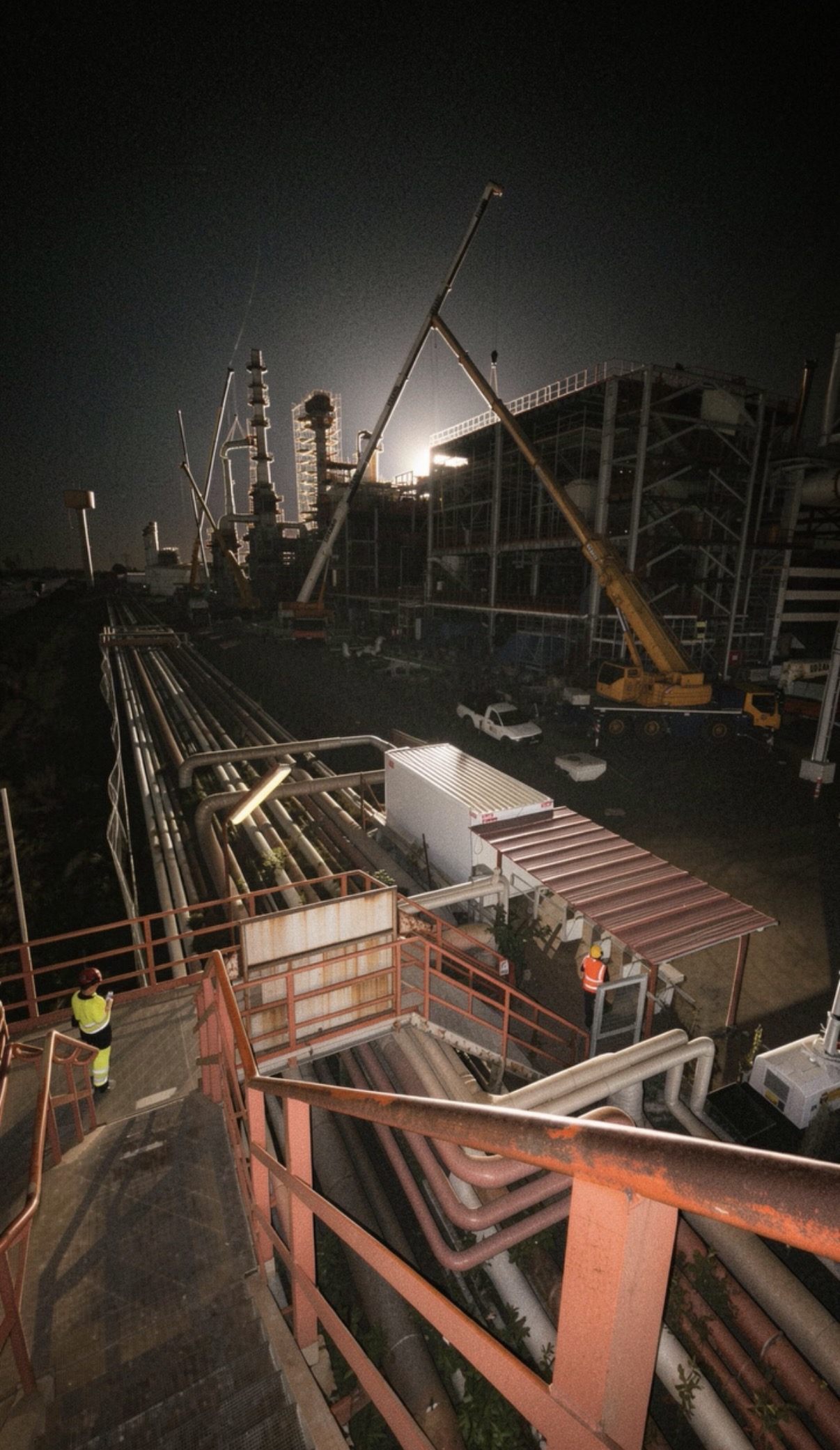 Unidade petroquímica em operação noturna